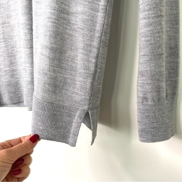 Banana Republic sweater with v-neck and long  sleeves in 💯 merino wool - Picture 4 of 10